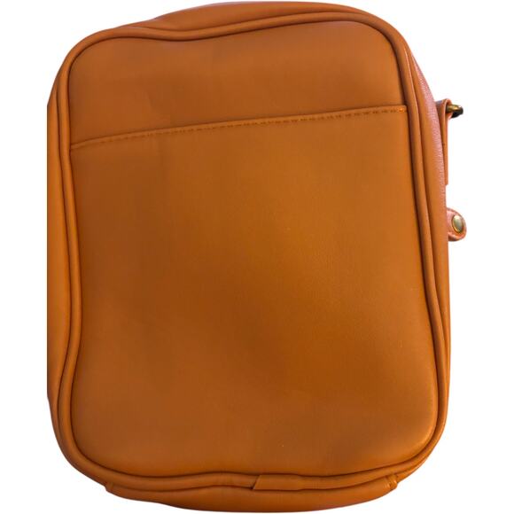 Crossbody Purse in Camel. Pockets zipper closure. Credit card  compartments. - Picture 2 of 4